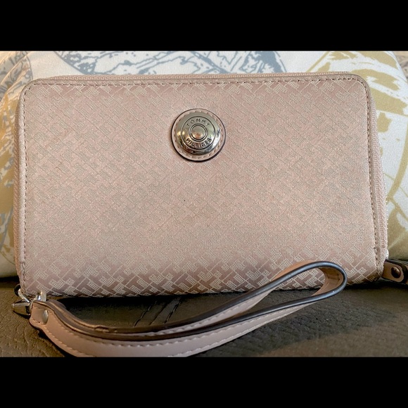 Tommy Hilfiger wristlet - Picture 6 of 7